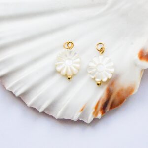 Pearly flower bedel